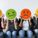 Ensinar adolescentes a identificar emoções